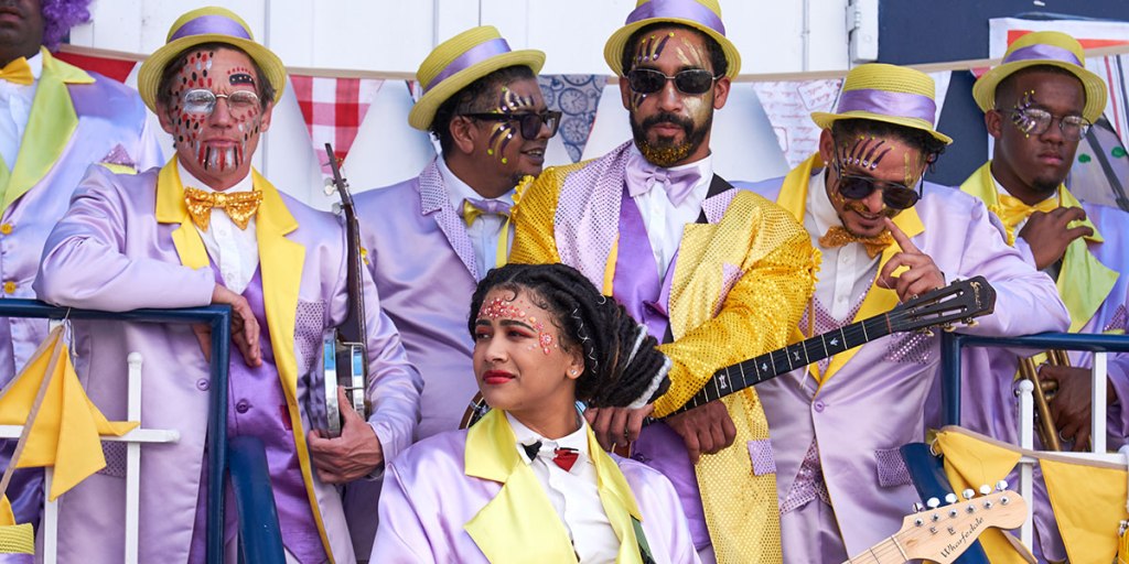 ‘The Umbrella Men’ Review (TIFF 2022): A Colorful Goema-filled Heist&nbsp;Caper